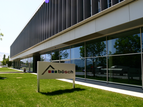 Das Gebäudeschild mit bösch Logo vor der Firmenzentrale | © bösch heizung.klima.lüftung